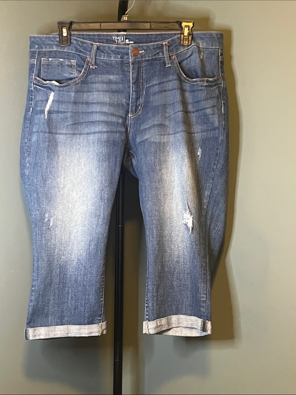 Time and Tru Women's Medium Blue Cropped Distressed Jeans